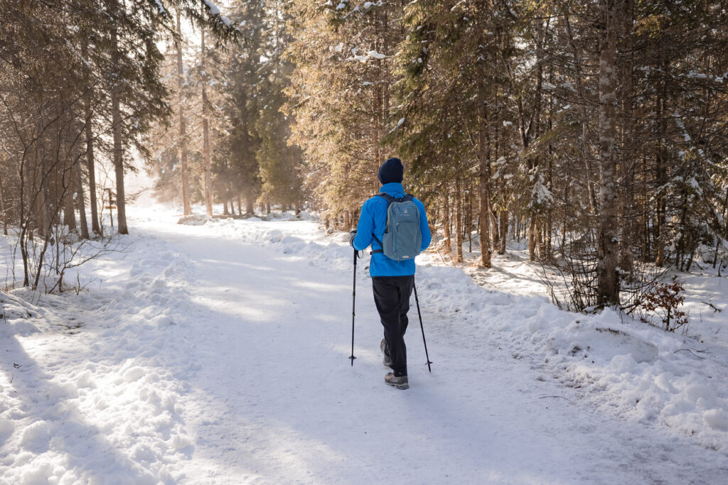 wandern in kleiner Gruppe im Winter